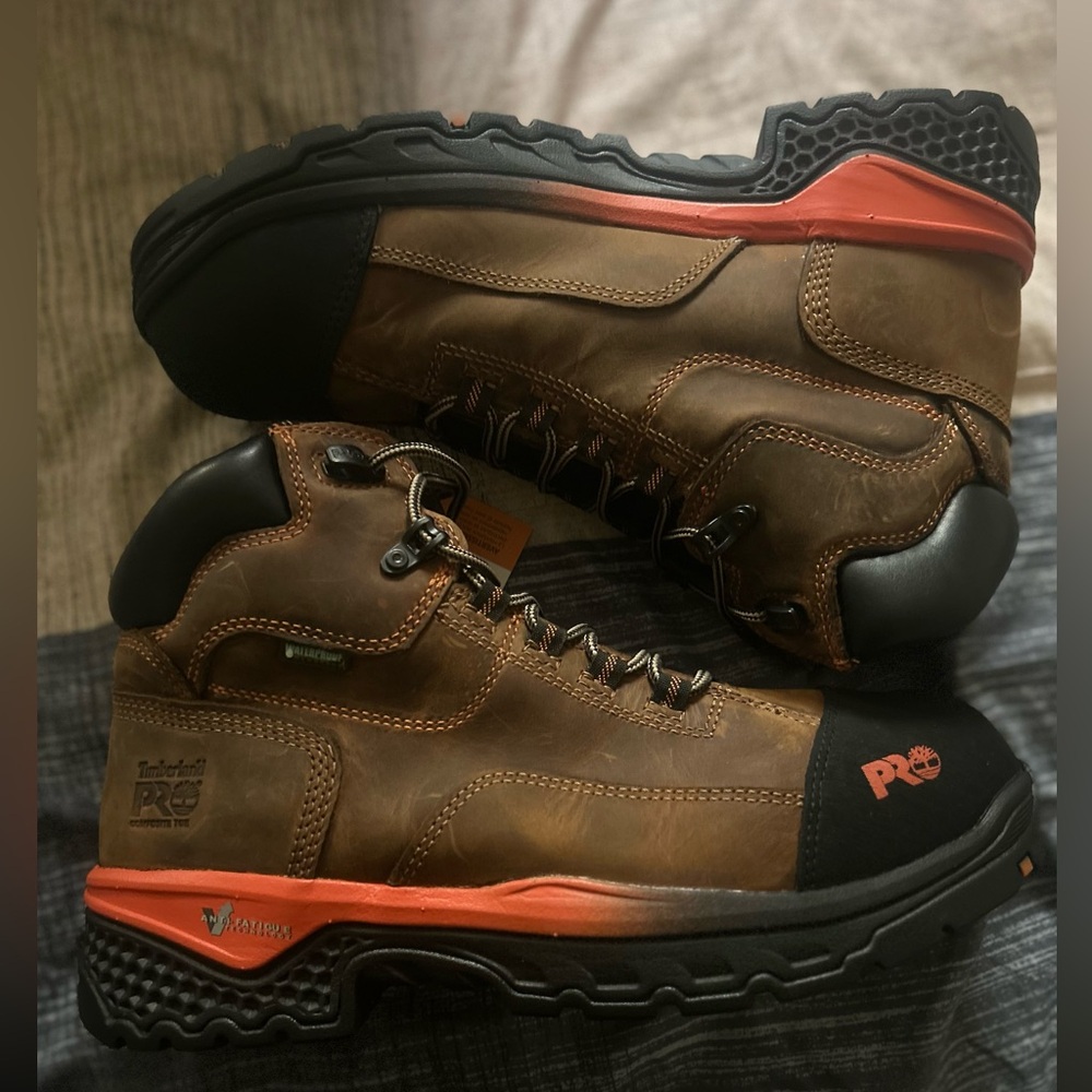 Brand new pair of Timberland Pro, Steel toe work boots. Size 9.5!